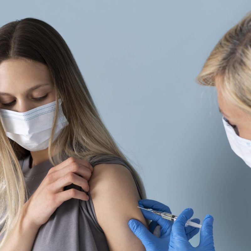 paciente-mascara-medica-recibiendo-vacuna